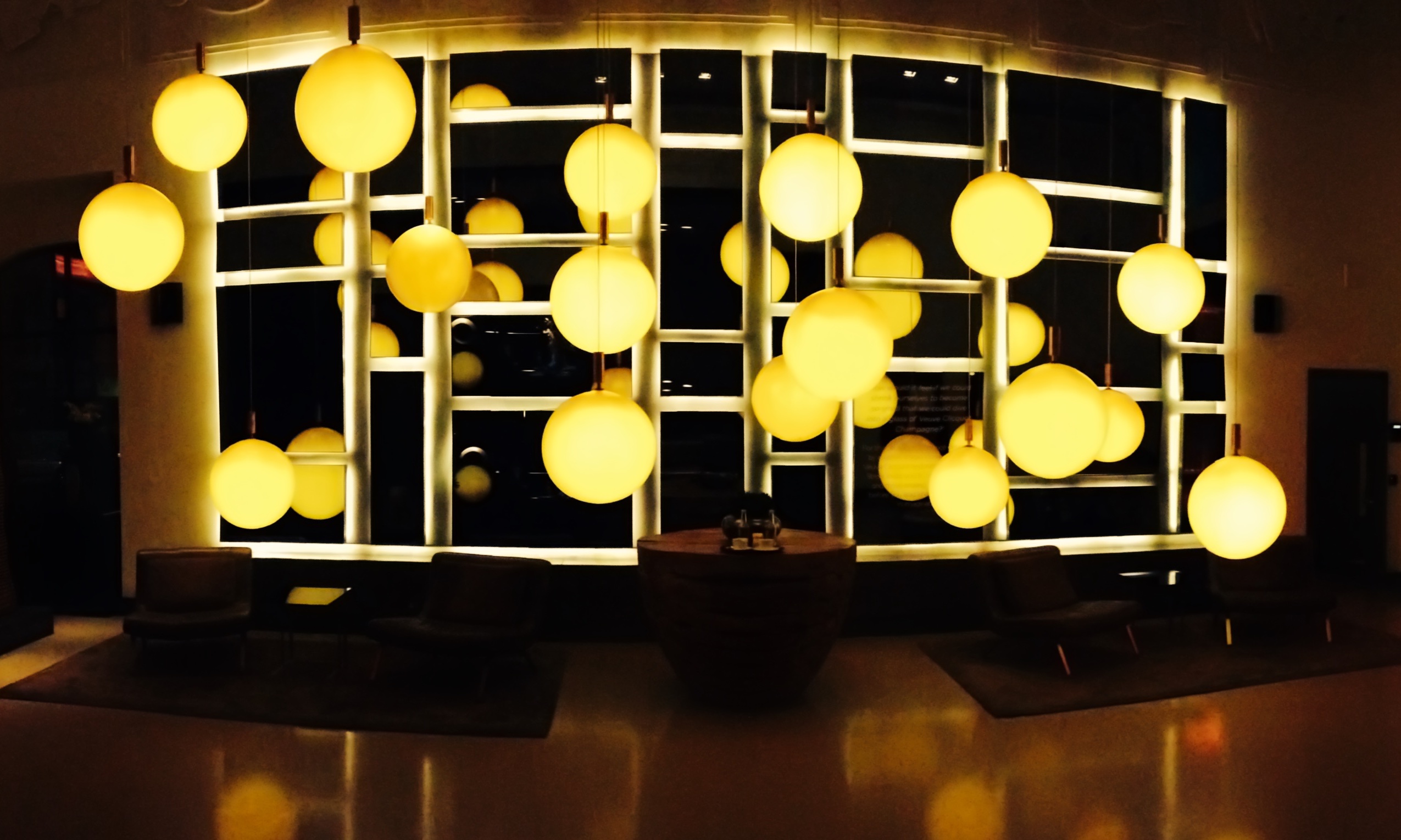 Pluck & Hug in the lobby of a hotel in the dark
